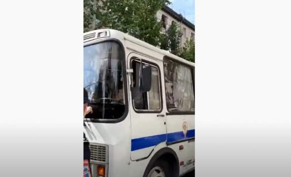 Քաղաքացիները փակեցին ոստիկանության ավտոբուսի ճանապարհը և ազատեցին բերման ենթարկվածներին (տեսանյութ)